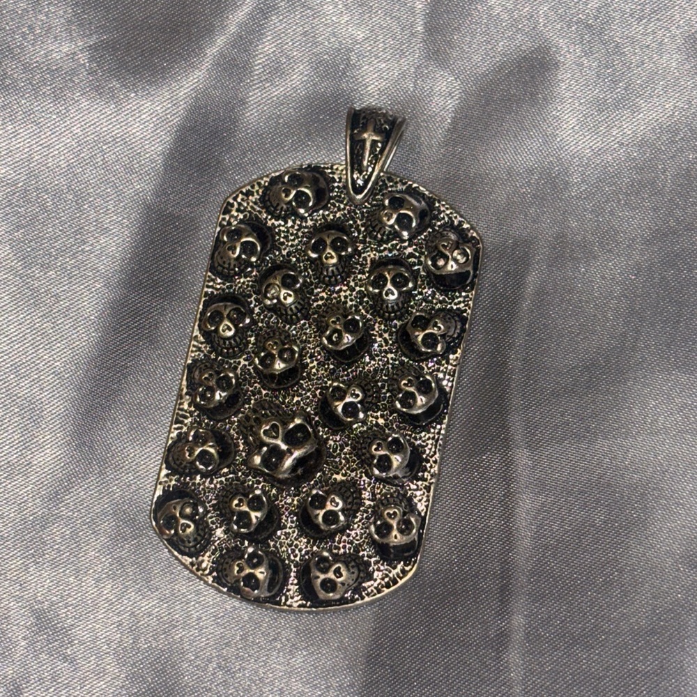 Biggish pendant. Mini skulls. This burly metal dog tag is cat calling…📞😻MEOWSERS